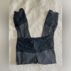 Lululemon parallel stripe runday crop 25” size 6 luxtreme